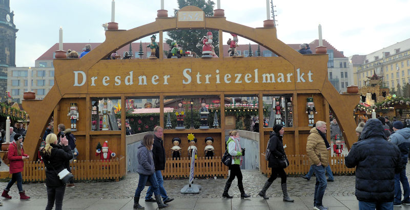 Foto vom Eingang des Striezelmarkts Dresden