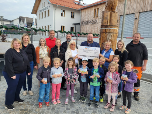 Der B&uuml;cherbaum in Schaufling wird aufgestellt, Gruppenfoto mit SC Rusel, B&uuml;cherei und Kindergarten
