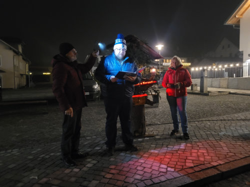 B&uuml;rgermeister und Vorst&auml;ndin beim Kerzerl anz&uuml;nden