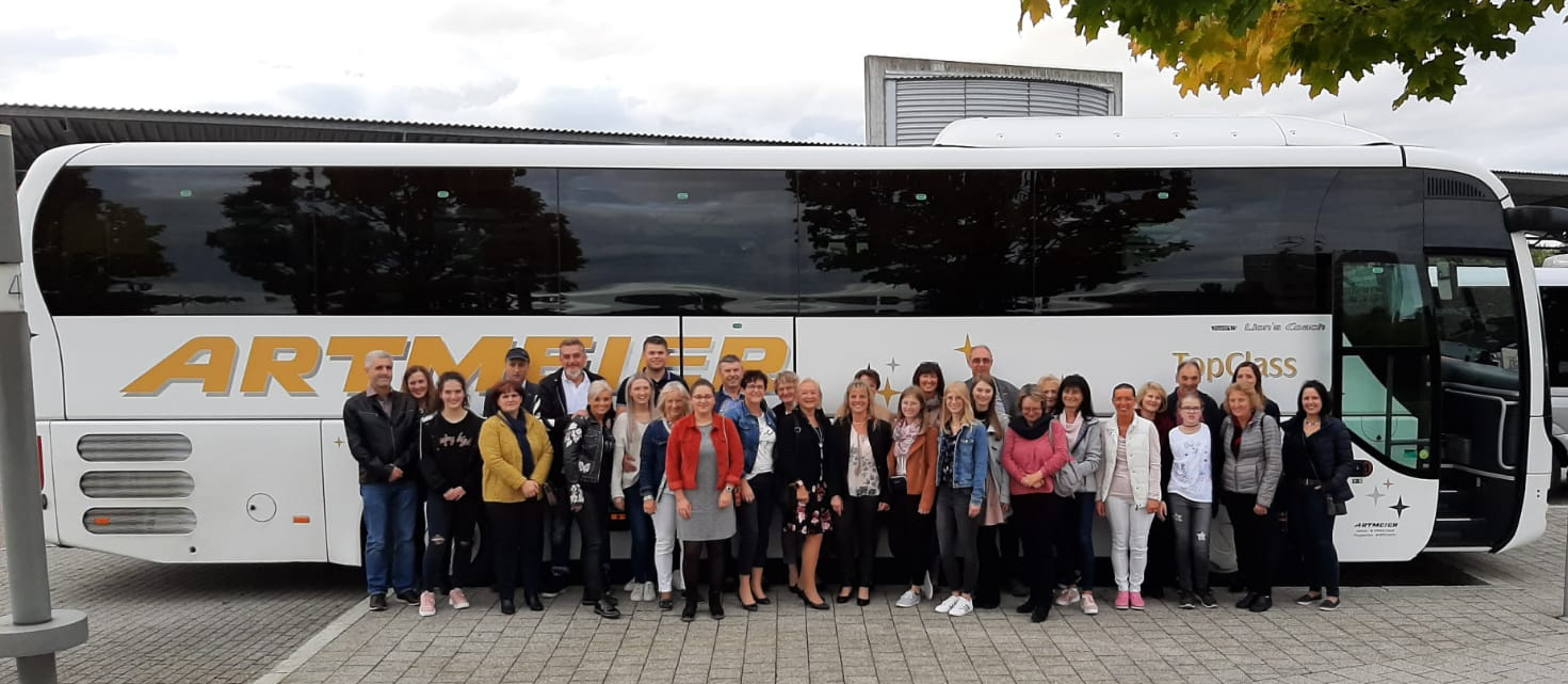 Gruppenfoto vor dem Bus bei der Musicalfahrt