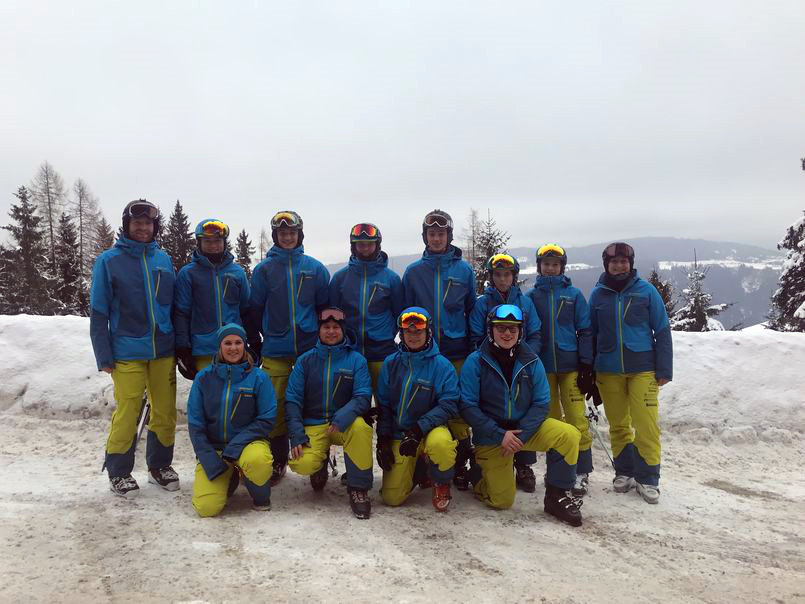 Gruppenfoto mit den neuen Schianzügen