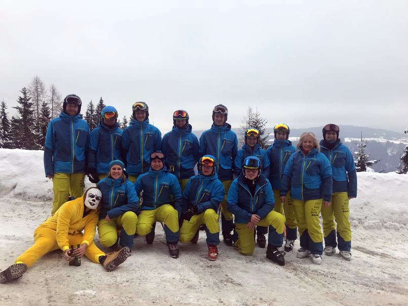 Gruppenfoto mit den neuen Schianzügen