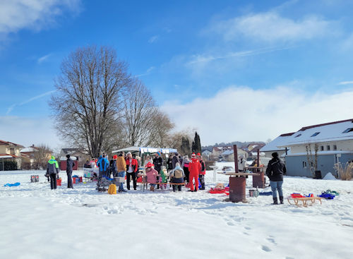 Gruppenfoto vor dem Verkaufsstand der Schlittengaudi