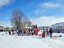 Bild des Stands der Schlittengaudi mit Besuchern