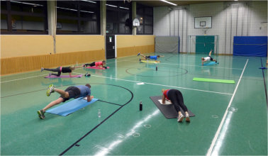 Skigymnastik in der Turnhalle Lalling