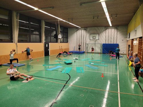 Panoramafoto in der Turnhalle Lalling bei der Schigymnastik