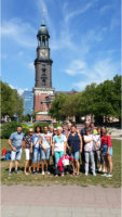 Gruppenfoto vor dem Michel