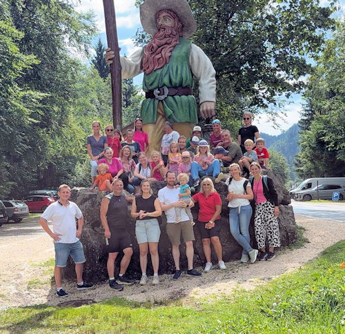 Gruppenfoto vor dem Freizeitpark Ruhpolding