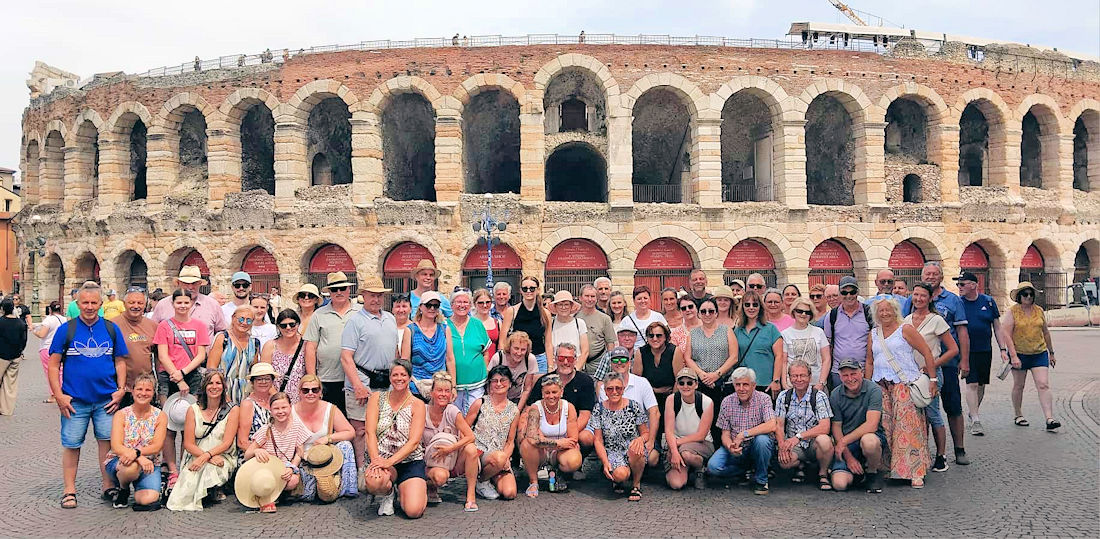 Gruppenfoto vor der Arena in Verona
